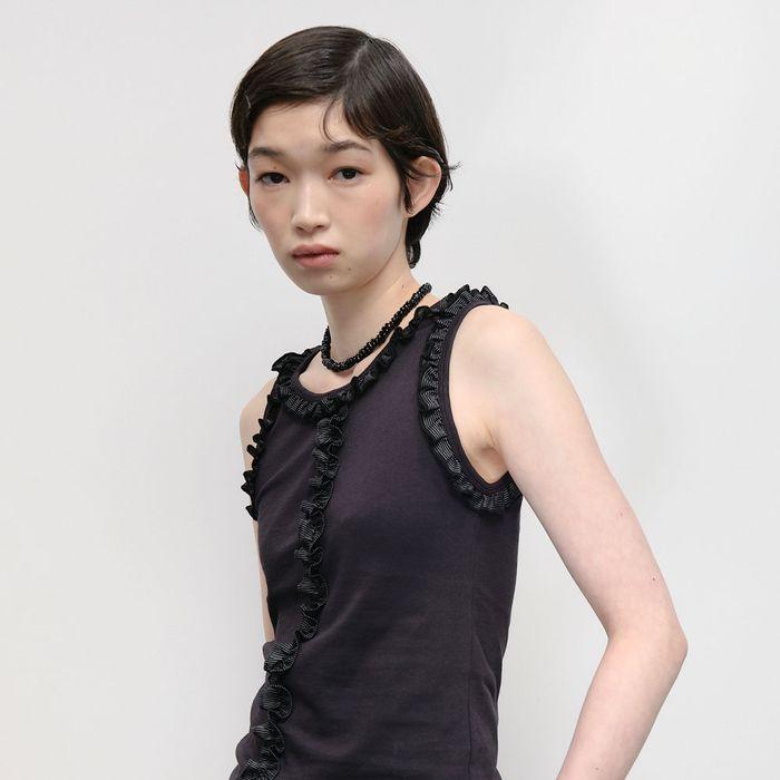 Ruffled Sleeveless Top [Black]