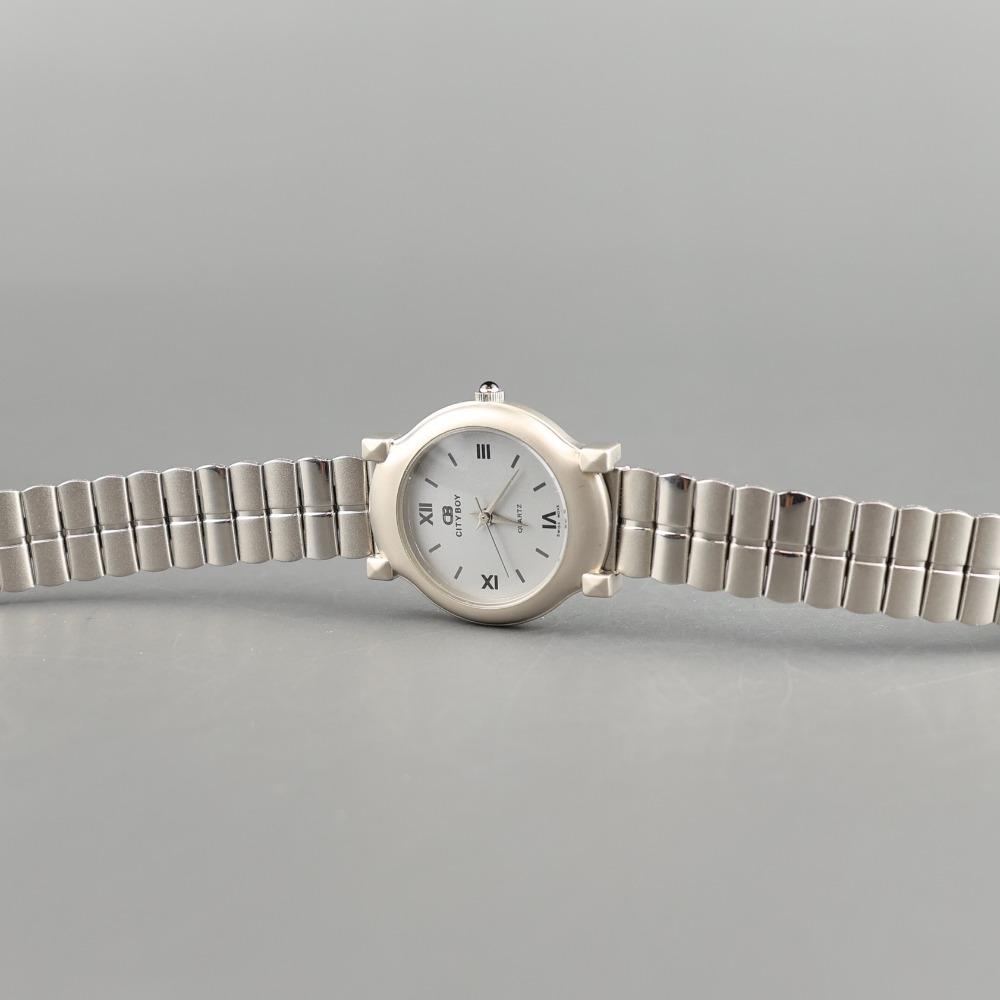 Classic oval metal watch (white)