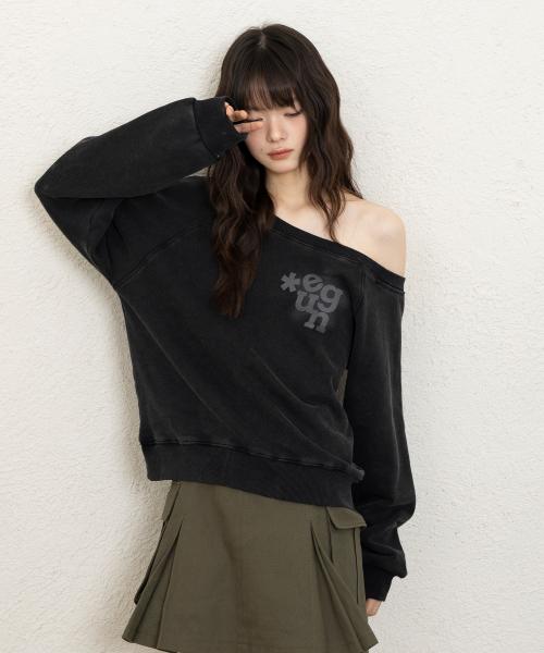 오프숄더 페이드 워싱 맨투맨 티셔츠_피그먼트 차콜