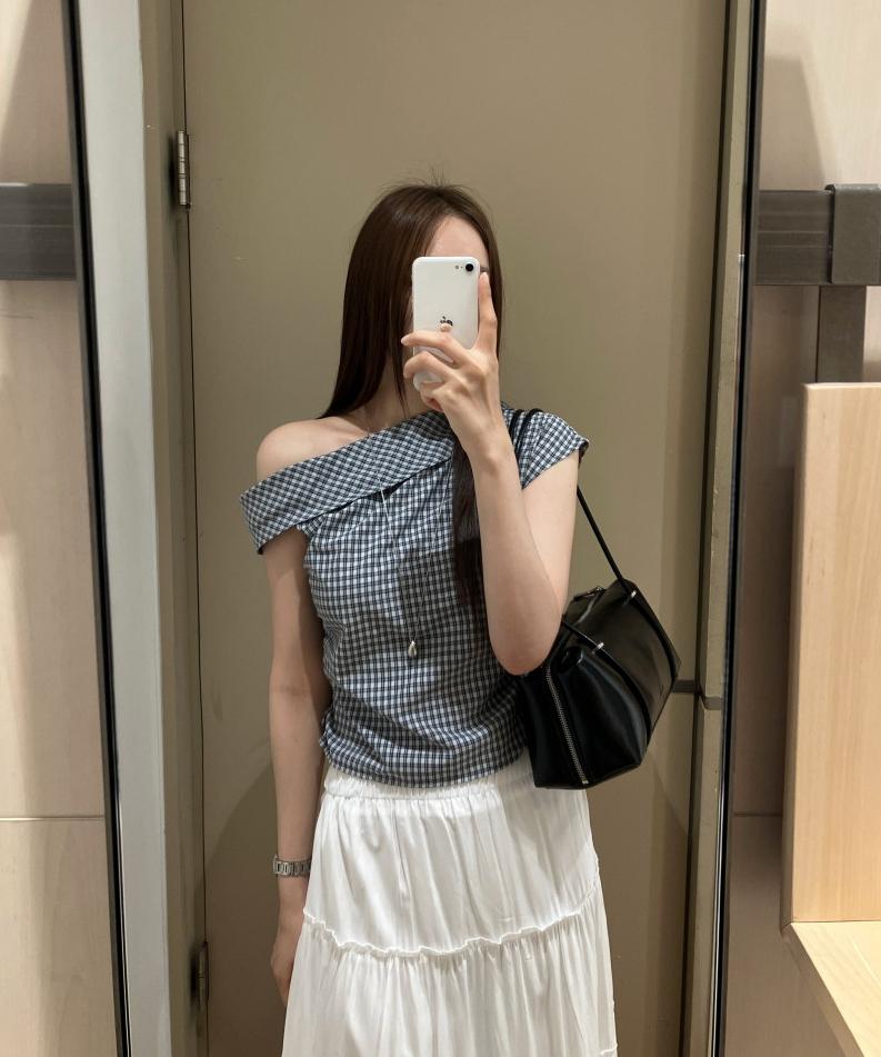 모어라벨 [페미닌/크롭/슬림핏] 아델 체크 원숄더 반팔 블라우스