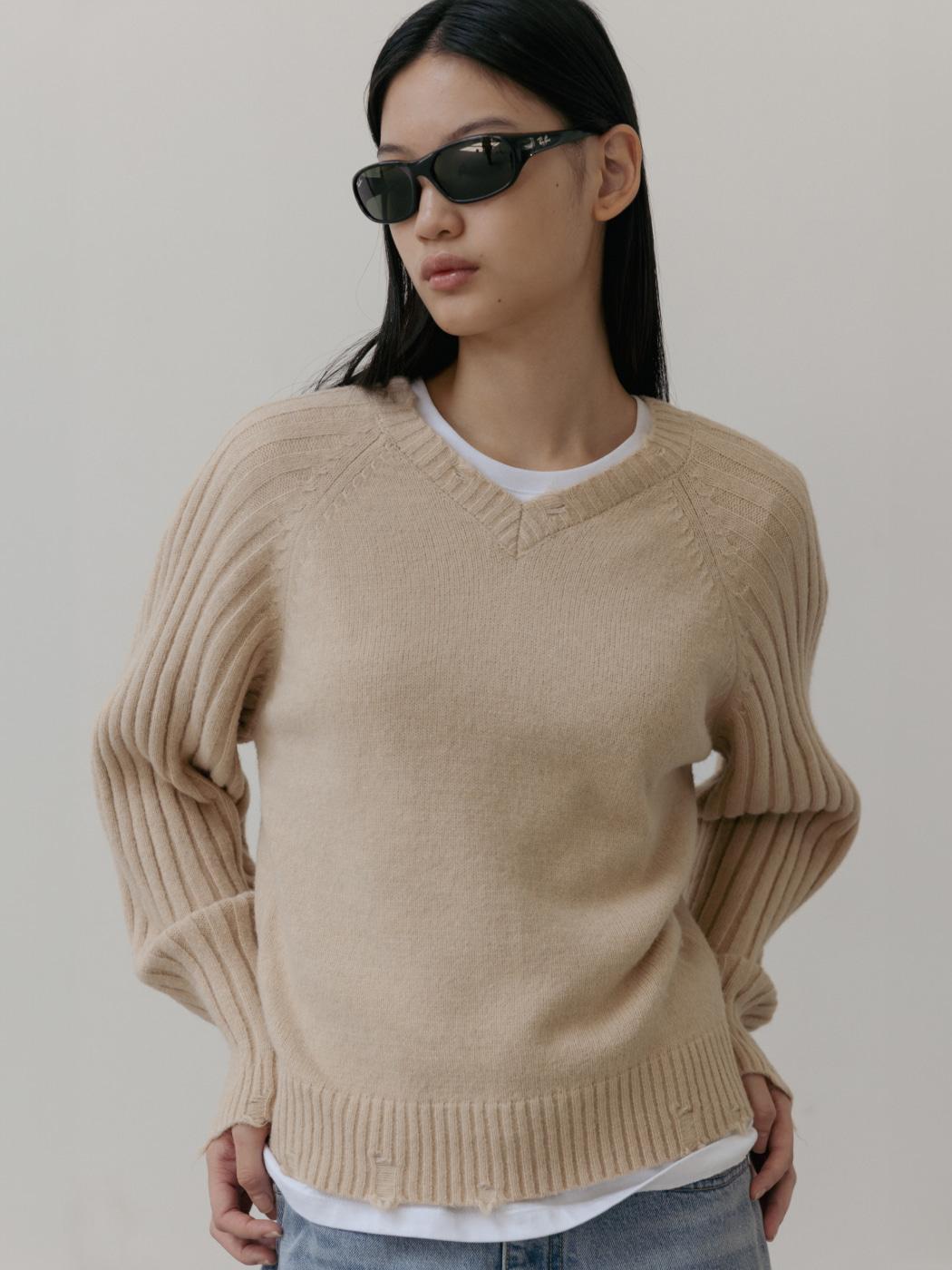 [12/24순차출고]데미지 브이넥 울니트_베이지