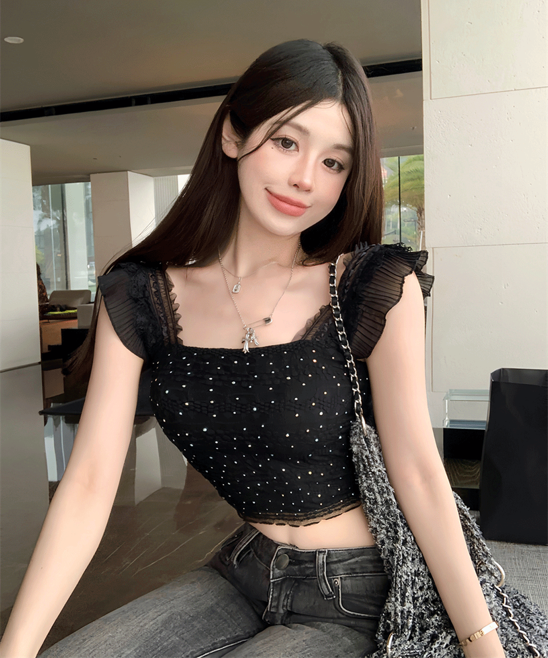 러브포엠 뮤인 레이스 프릴 크롭 나시 큐빅 블라우스