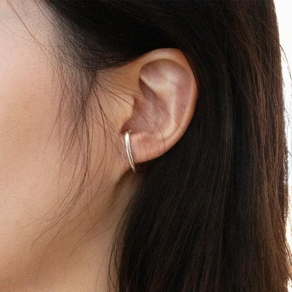 Hug earring