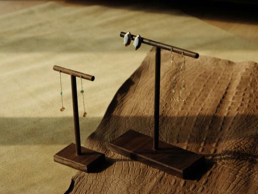 호두나무 귀걸이 디스플레이