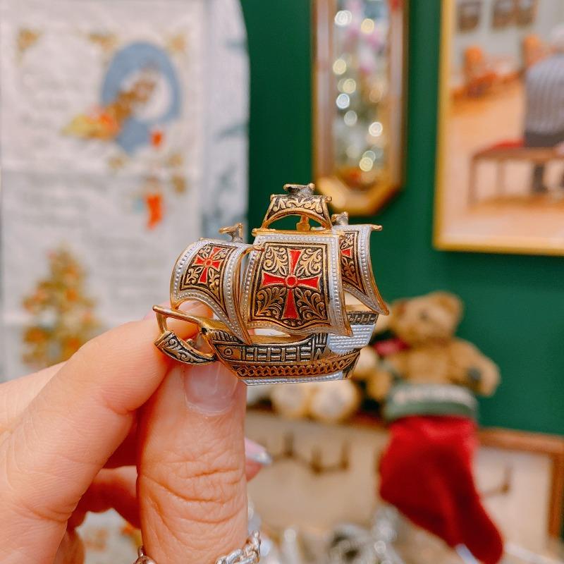 vintage brooch - 780