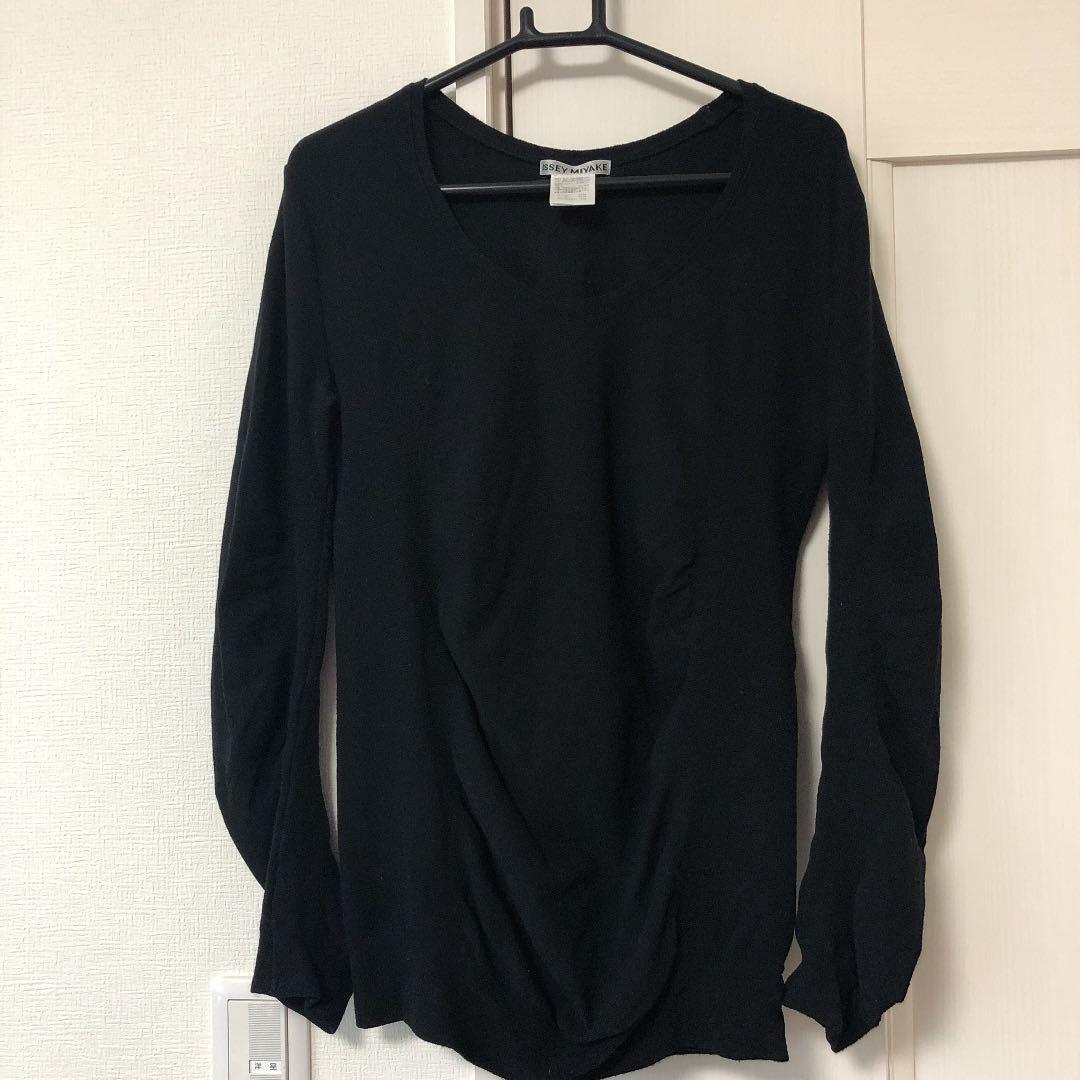 トップス　イッセイミヤケ　黒