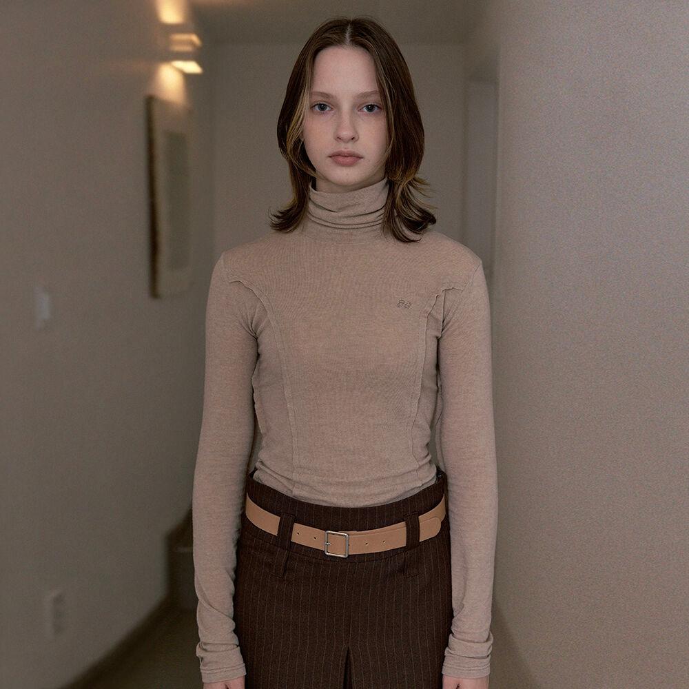 RAW EDGE TURTLE NECK (LIGHT BEIGE)