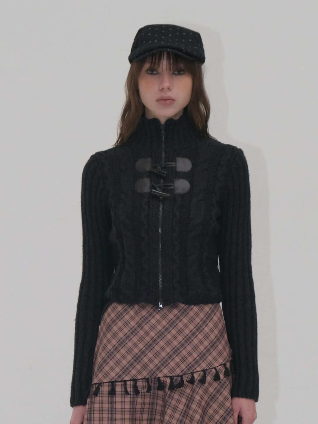 TOGGLE CABLE CARDIGAN [CHARCOAL]