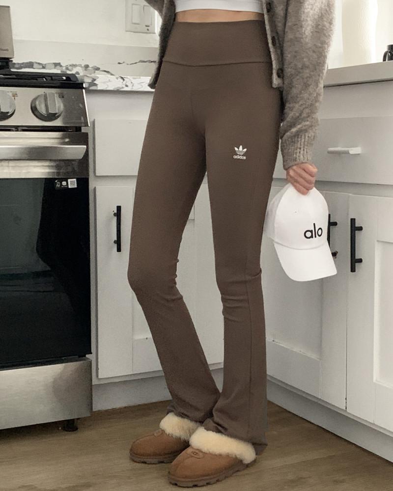 아디다스 여성 타이트핏 하이라이즈 코코아 브라운 골지 부츠컷 레깅스