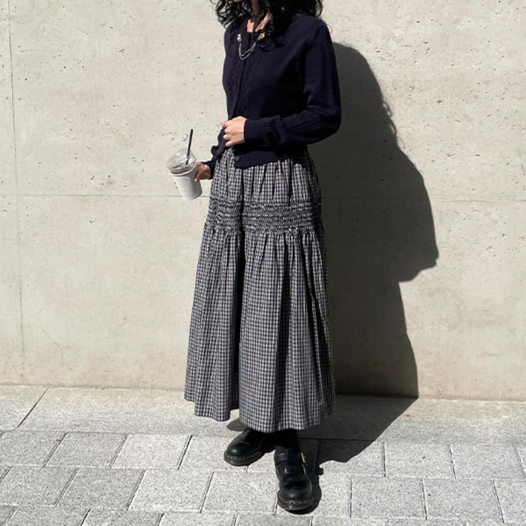 Sinoon Smocking Flared Skirt (Navy) & Linked Roseleaf Brooch (Silver Gold)