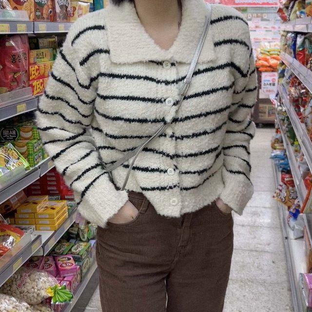 (2color) 몽글몽글 부클 울 카라 스트라이프 단가라 세미 크롭 겨울 니트 단추 가디건
