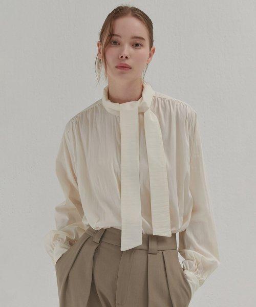 23 FW 리본 셔링 블라우스 (아이보리)