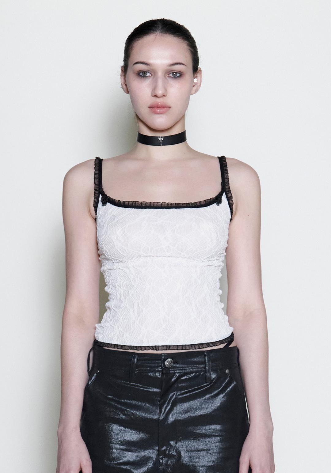 힐다 Lace Rose-decorated Sleeveless Top [Ivory]