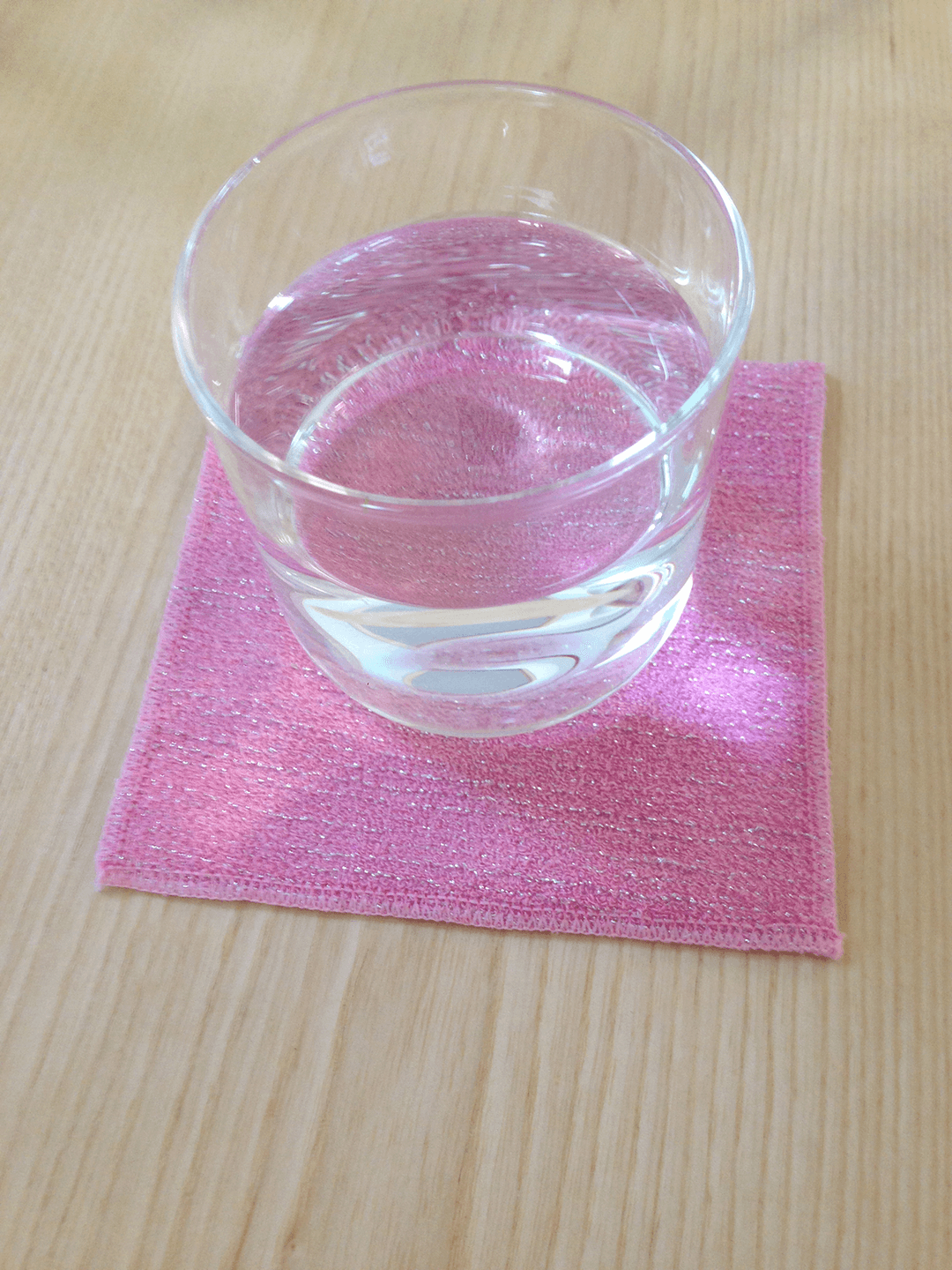 포근히 빛나는 분홍 차받침