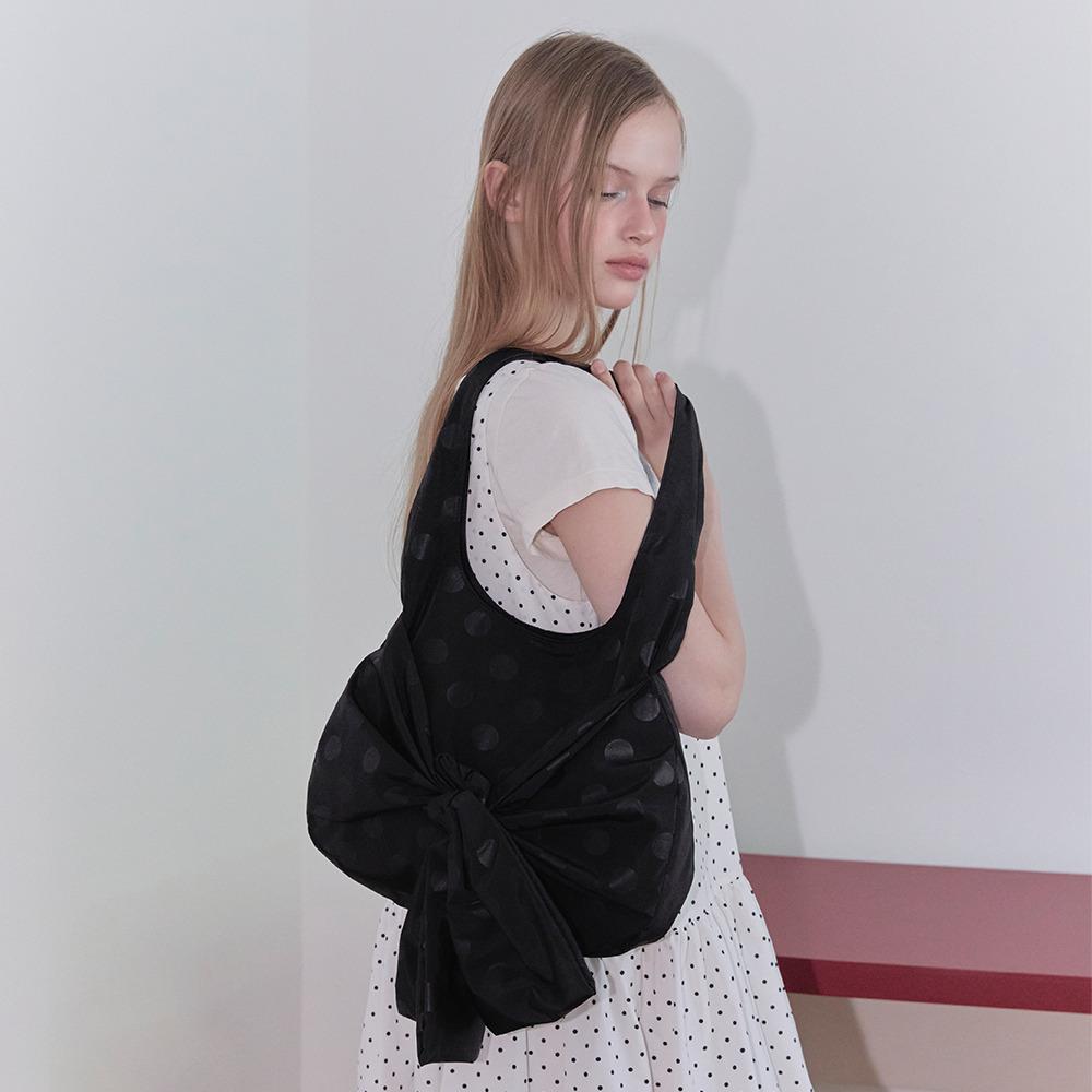 [22% 쿠폰]RIBBON STRAP HOBO BAG (BLACK)