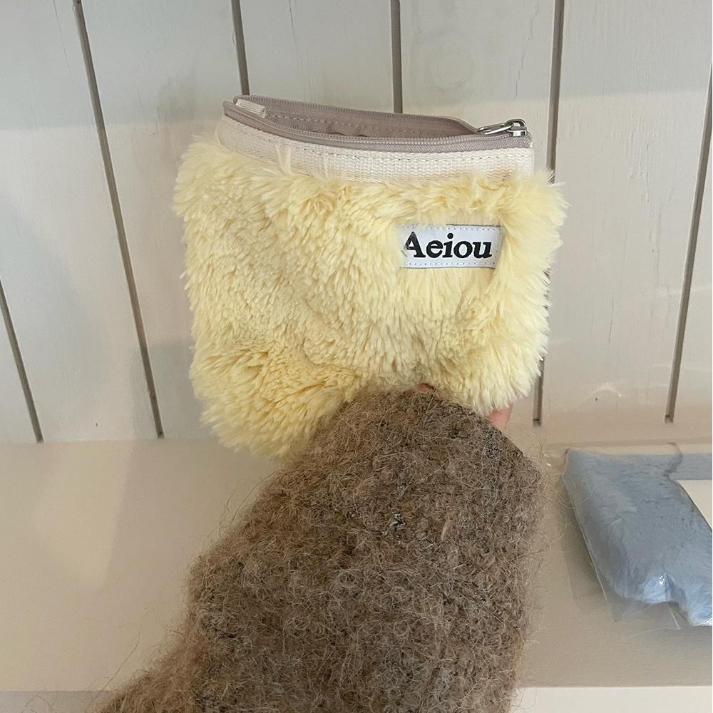 Aeiou Basic Pouch (M size) Fur Castella