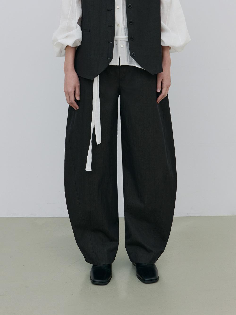 Button Detailed Curved Trousers (black)