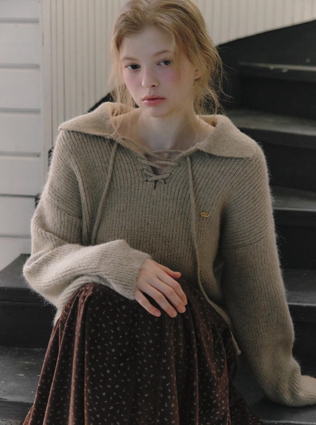 트위 [온라인단독] 벤틸 레이스업 루즈핏 긴팔 니트