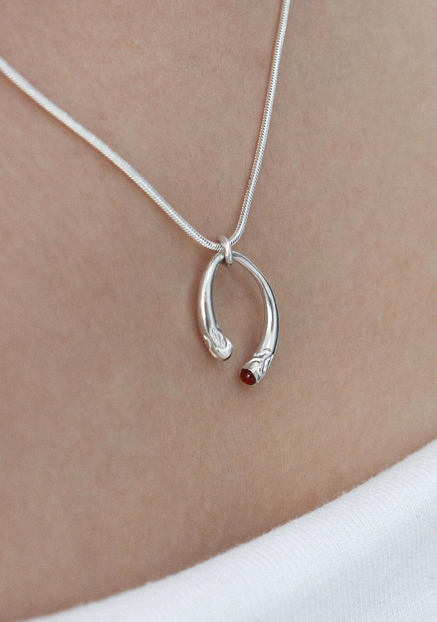 [우즈 착용]연월(煙月) 목걸이-레드