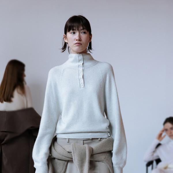 [2차 REORDER / 12/31(수) 예약배송] MERINO WOOL BLEND BUTTON UP SEAMLESS KNIT TOP - OAT GREY