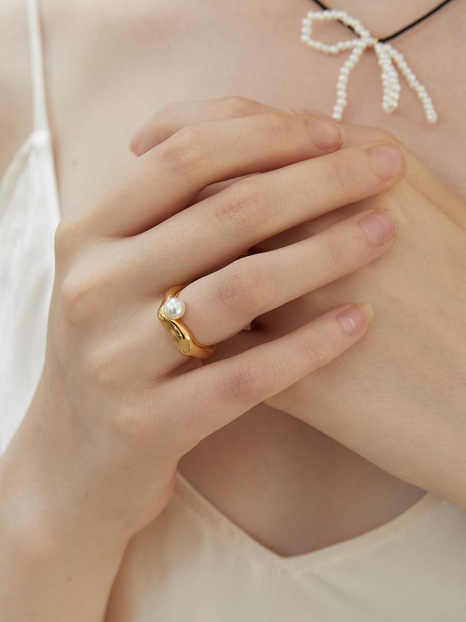 Calm pearl bold ring