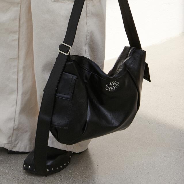 NICOLE LINE HOBO BAG_BLACK