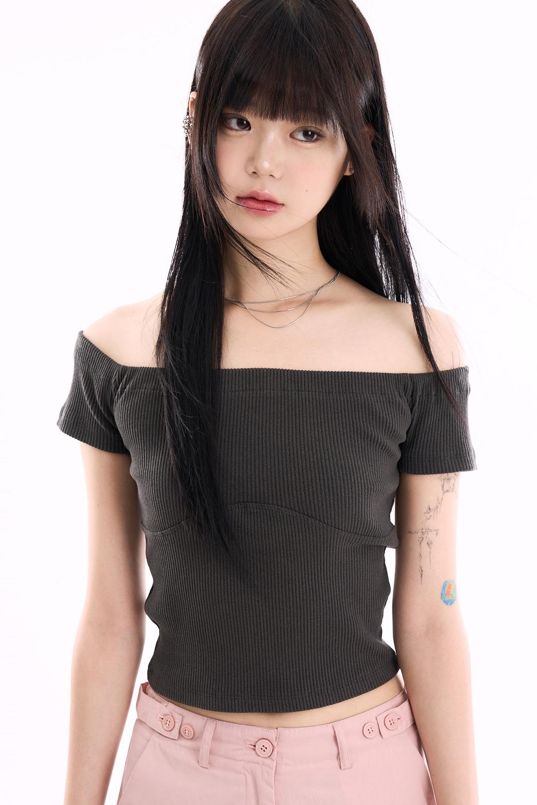 바니 피그먼트 오프 숄더 티셔츠