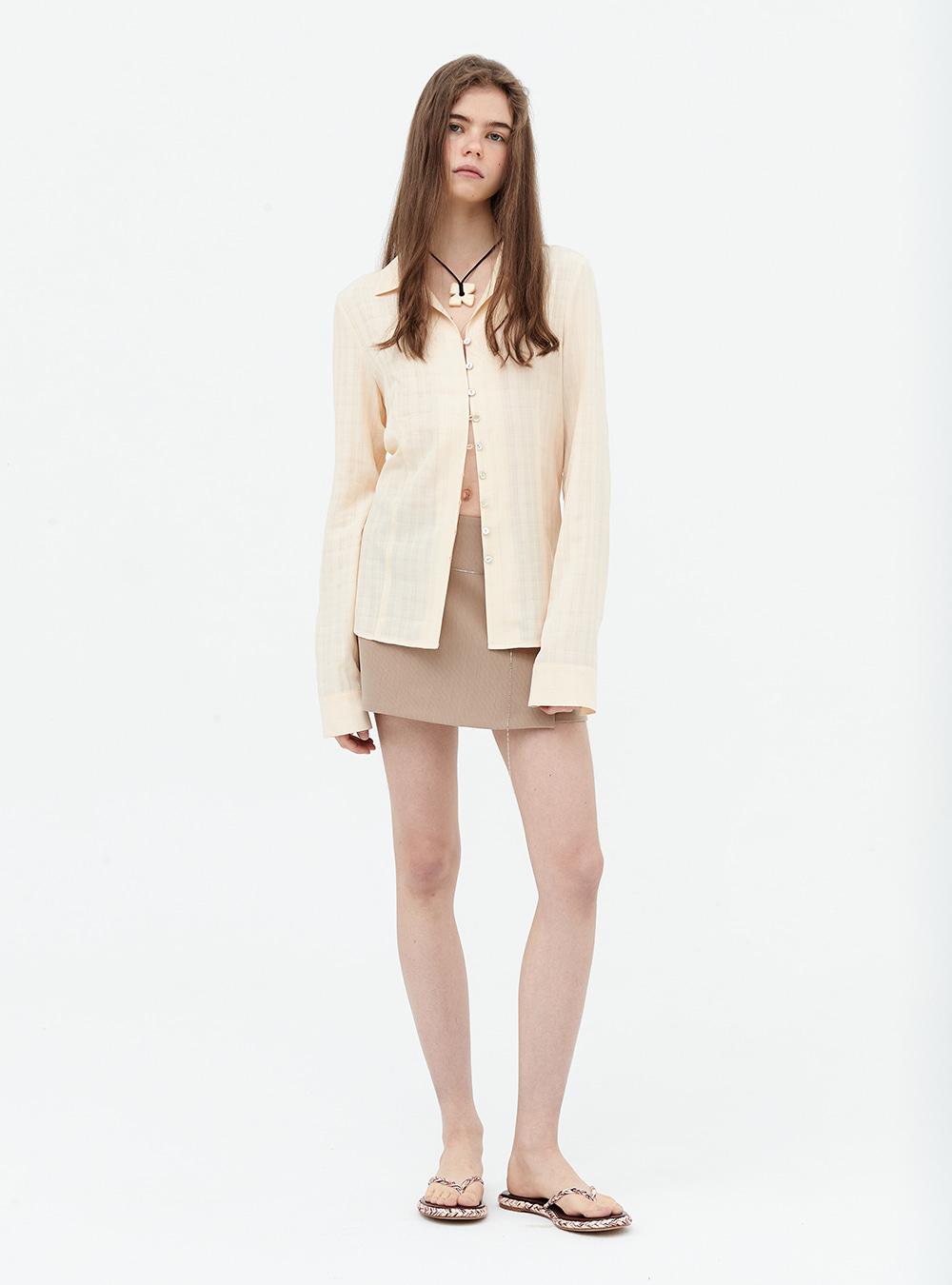 Check open collar slim shirt. Cream