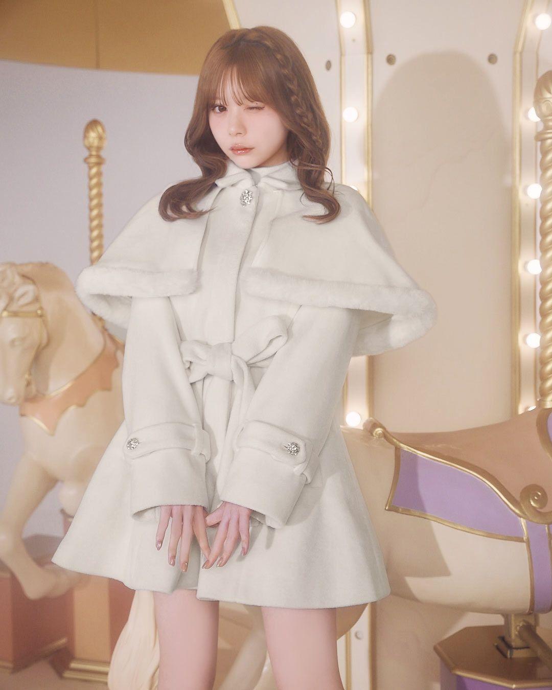 【11/4販売♡】ファー付きケープフレアコート オフホワイト | ファッション通販＆メディアMyColor ～マイカラー～