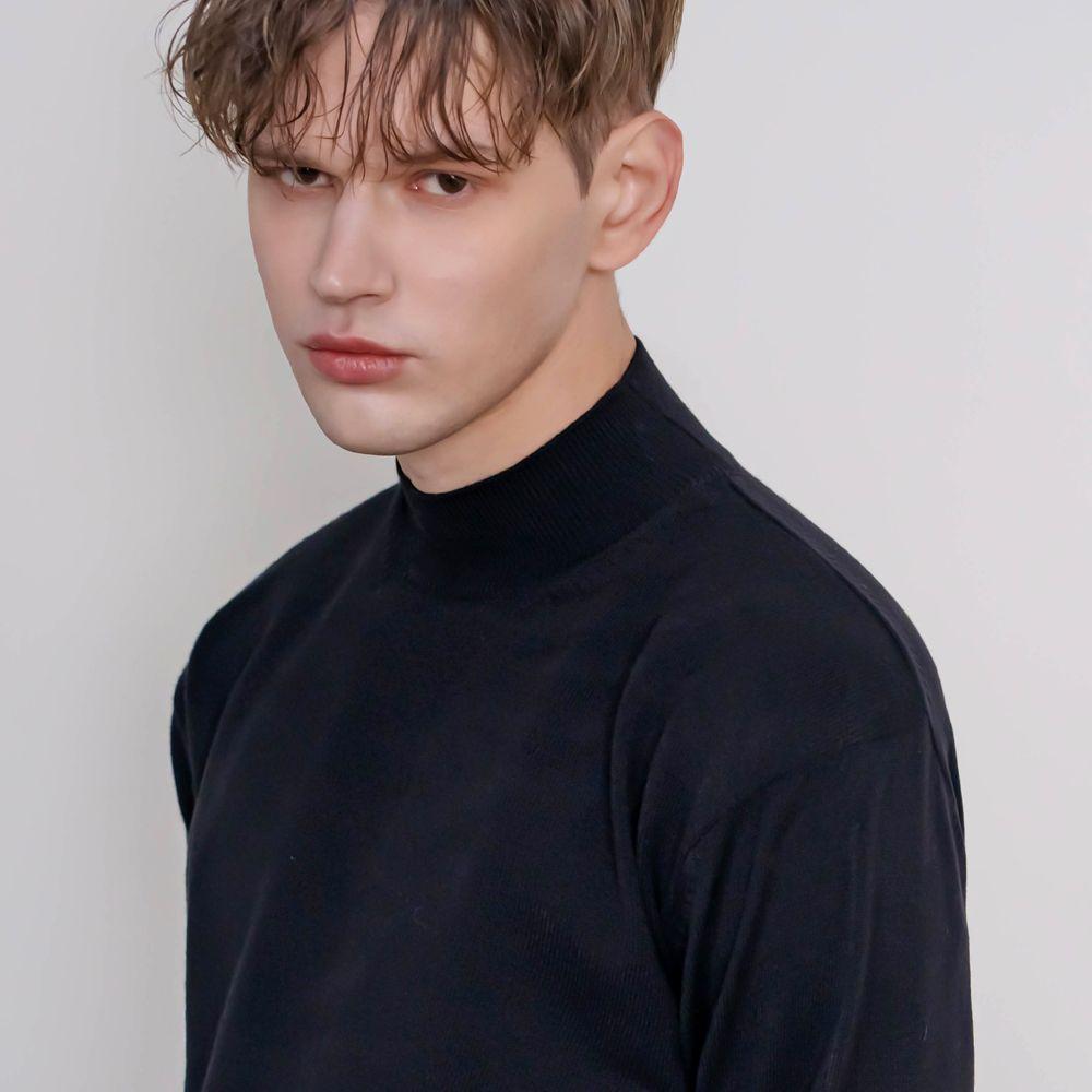 소프트 하프 터틀넥 니트_블랙