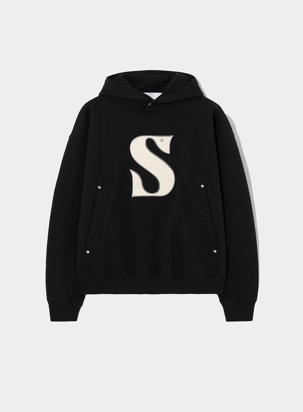[10월 31일 예약배송]Rivet Applique Pocket Logo Hoodie - Organic Black