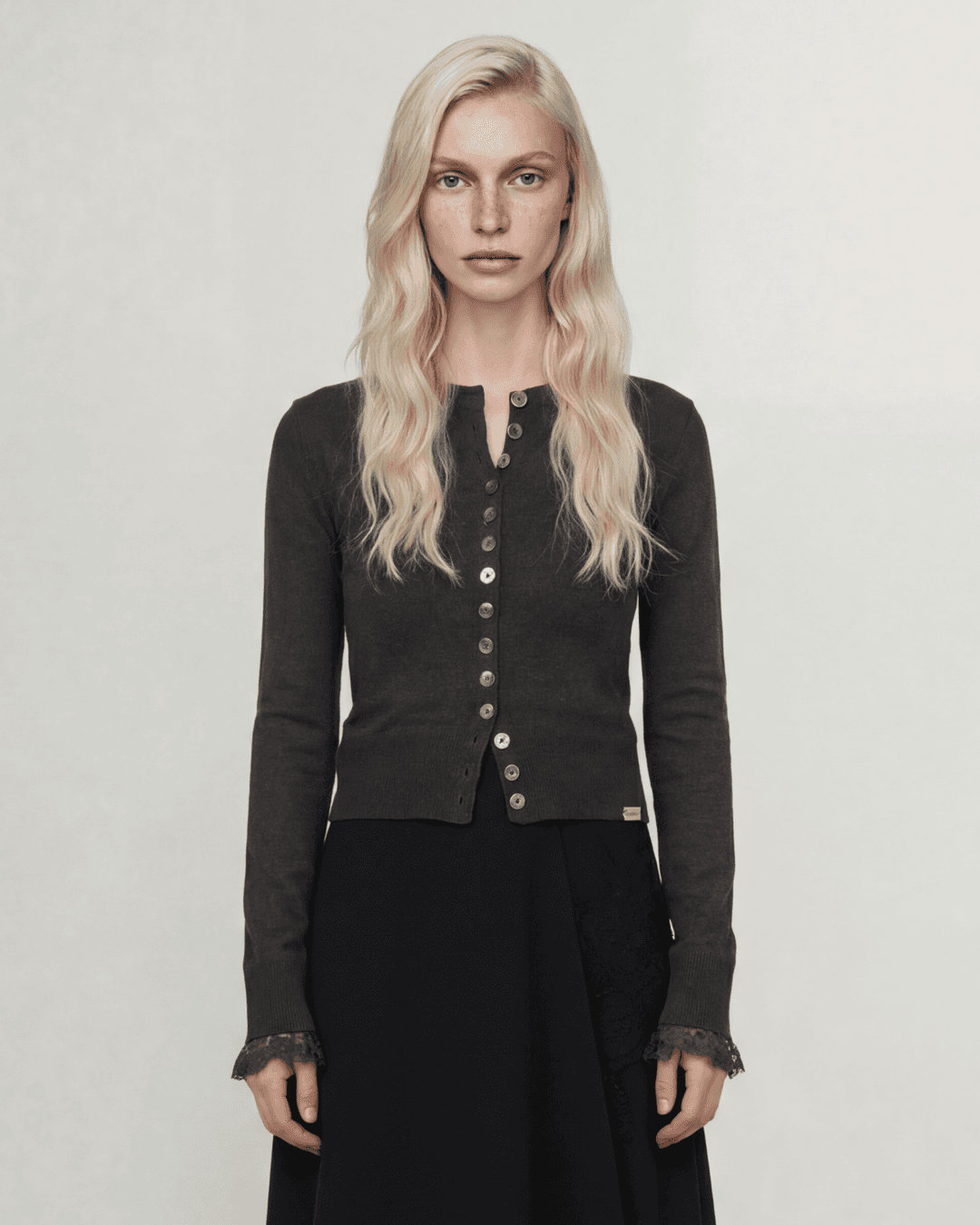 [노머] SLIM CROPPED CARDIGAN CHARCOAL