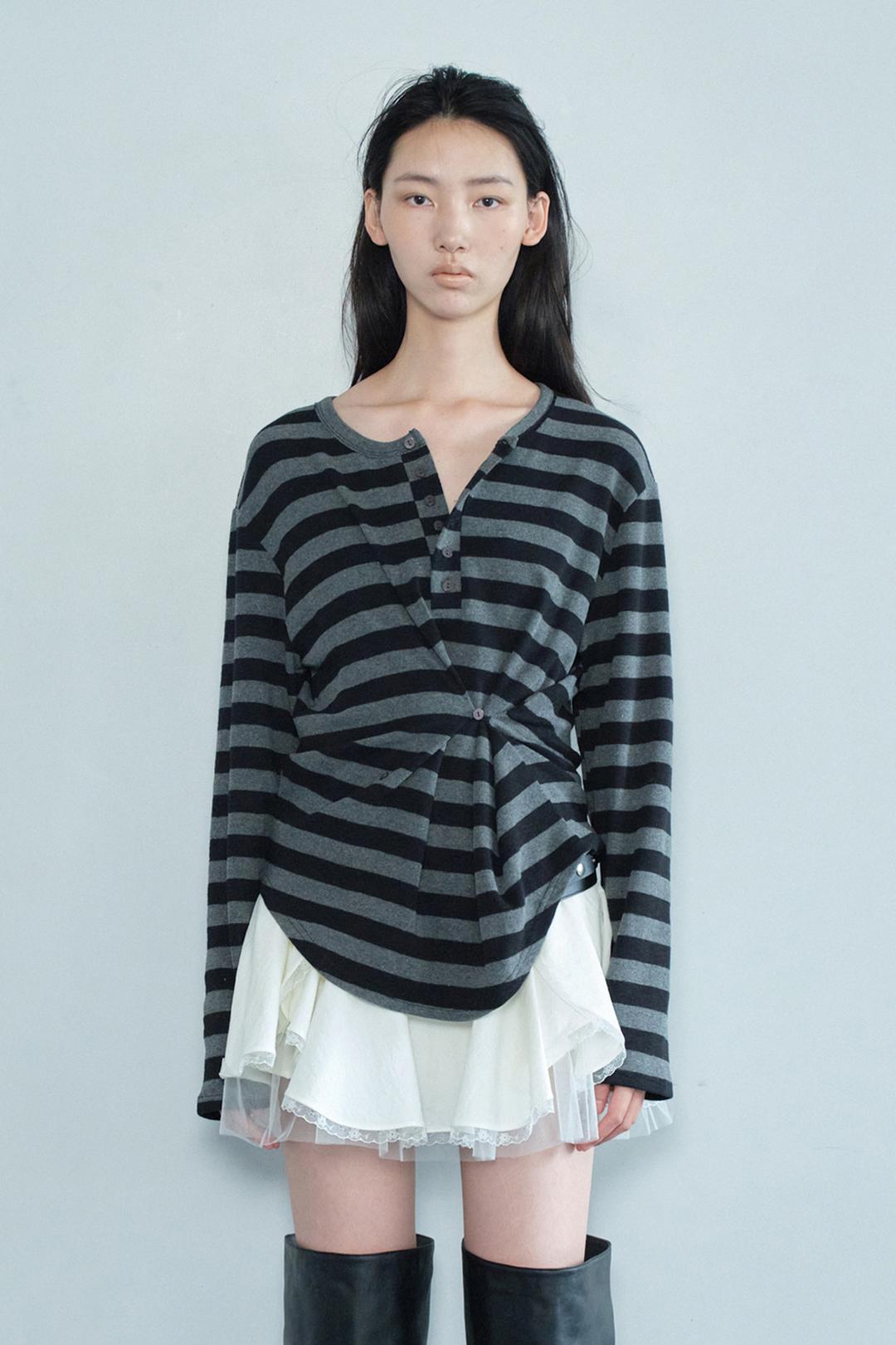 [EXCLUSIVE] STRIPE HENLEY NECK TOP / CHARCOAL