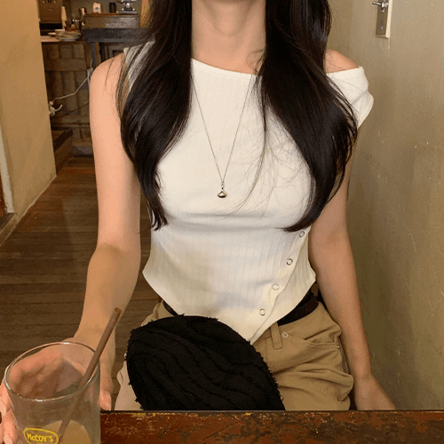 오브던 앤글버튼 나시 티셔츠 (반오프숄더 가능)