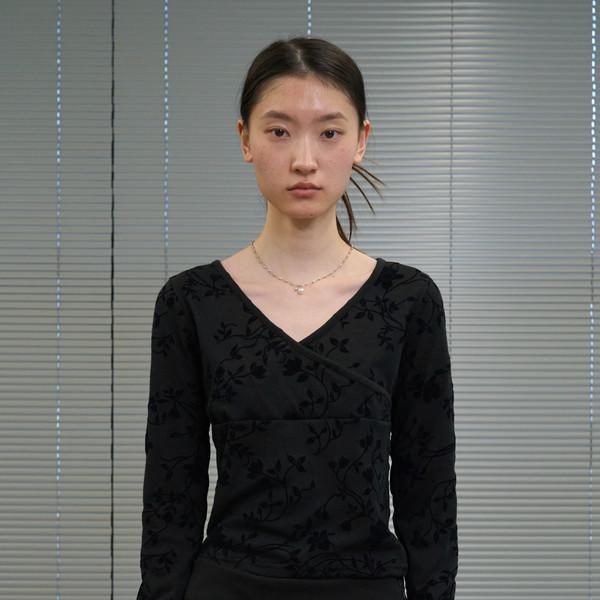 [4/3 순차 출고] Velvet Flower V Neck Top (Black)