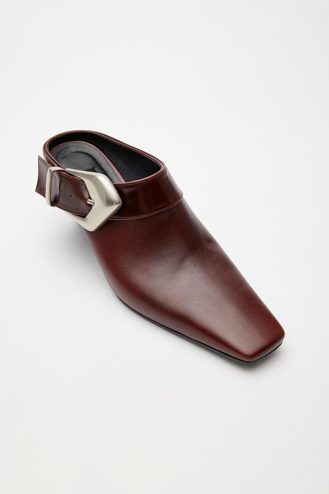 BOLD BUCKLE LEATHER MULE IN BROWN