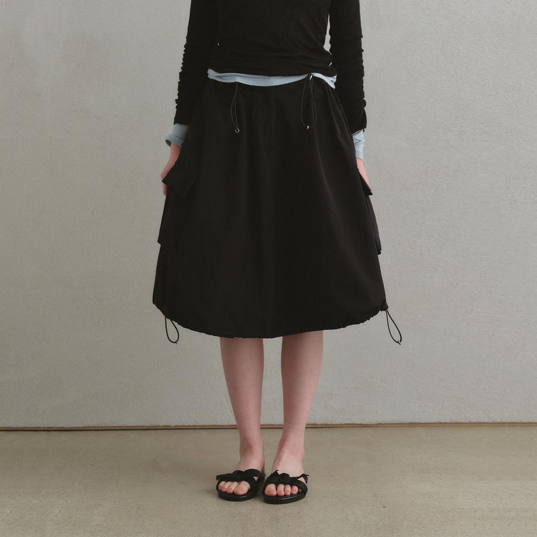 CN 스트링 카고 미디 스커트_Black