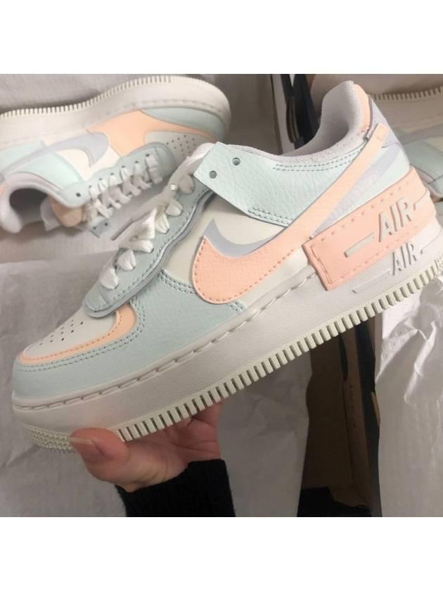 나이키 에어포스 1 쉐도우 베얼리 그린 크림슨 틴트 우먼스 CU8591-104   |   발란코드 [11359906]