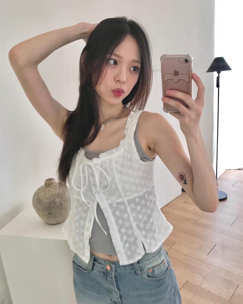 Prueal sleeveless 프루얼 펀칭 레이스 슬리브리스 블라우스 뷔스티에 나시 레이어드 리본