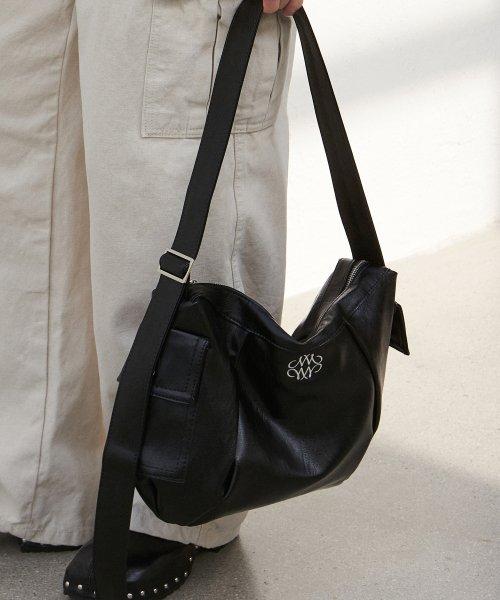 NICOLE LINE HOBO BAG_BLACK
