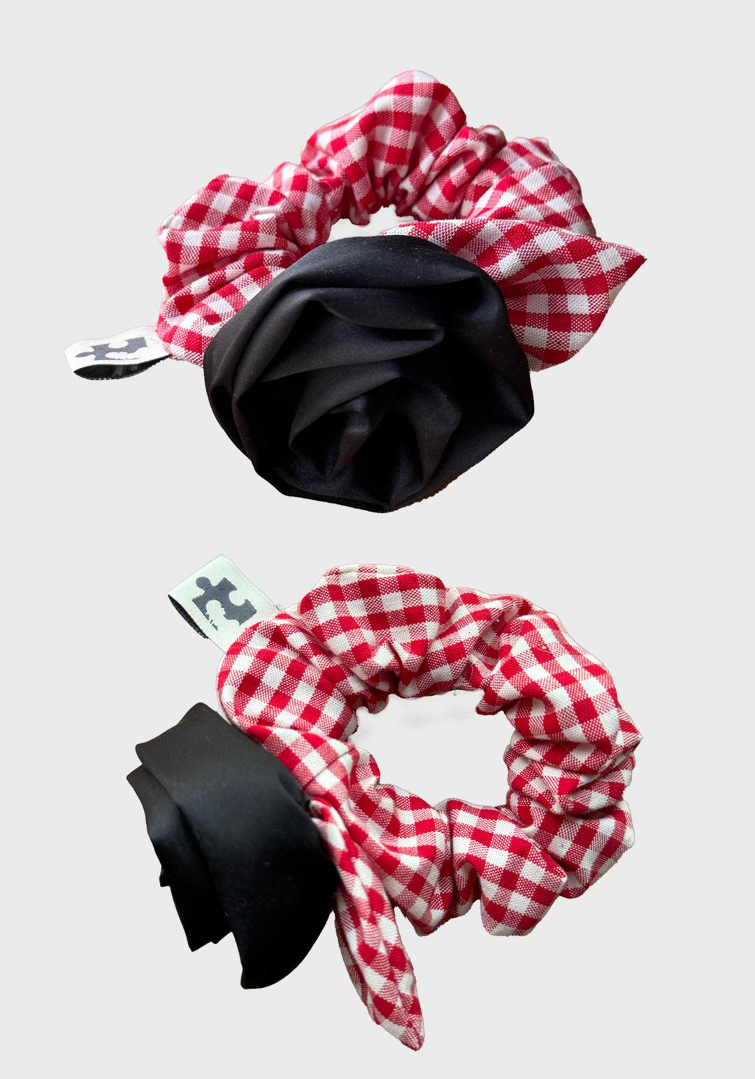 CHECK ROSE SCRUNCHIE