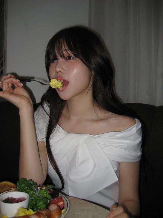 [단독/4차리오더][해삐pick]잇미샤 오프숄더 배색 블라우스 ITP5ZBL850 (2COLOR)