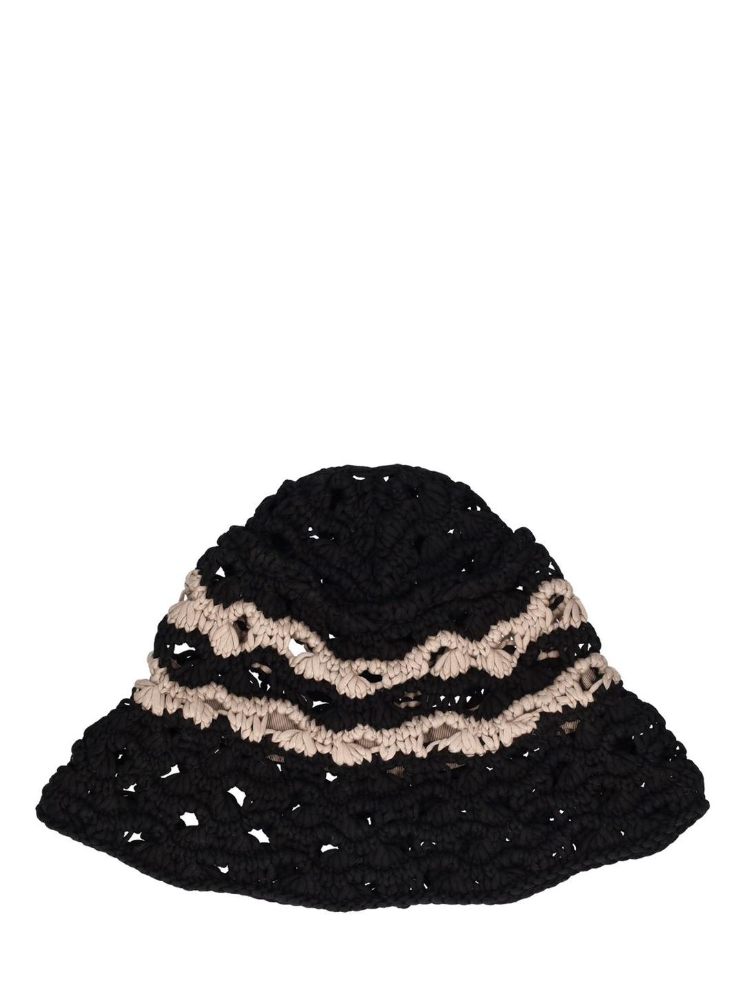 다른 색상의 니트 버킷 모자