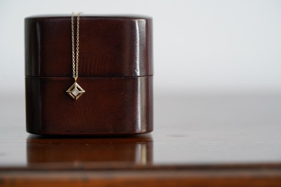 아미 스퀘어 목걸이