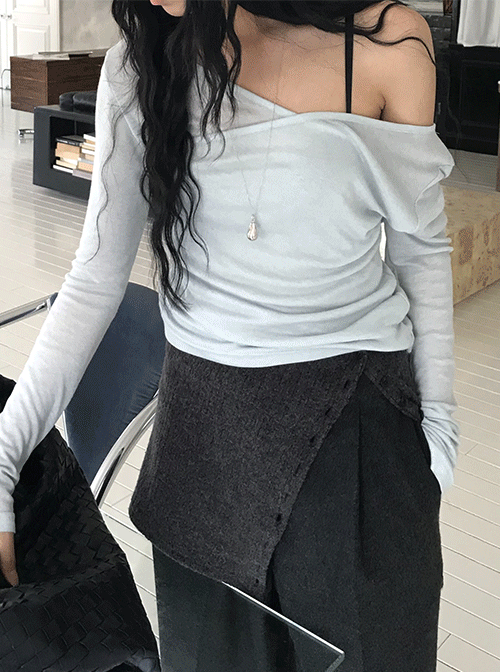 느웬 울 애쉬 언발 오프숄더 티 (4colors) (원숄더/브이넥/랩티셔츠/레이어드룩/겨울티셔츠/하객룩/연말룩)