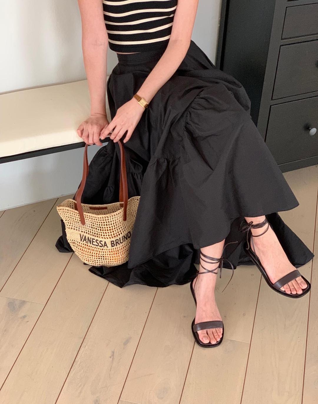 [24SS] [시즌오프]블랙 단색 플레어 스커트