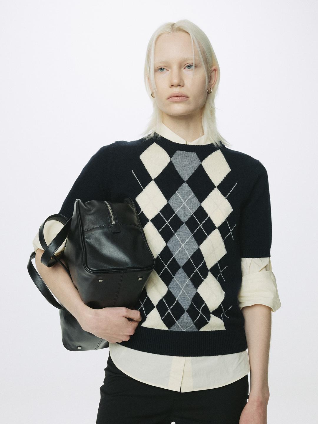 (W) SUPERFINE WOOL ARGYLE CREW NECK SWEATER_ NAVY WAX YELLOW