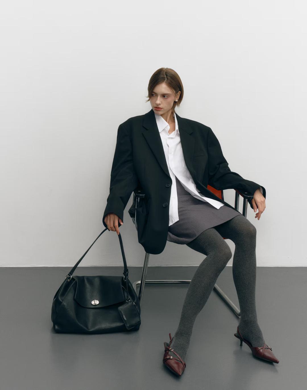 [완판재입고][AUBE] 블랙 가죽 오브 장식 숄더백 L (노트북수납가능)