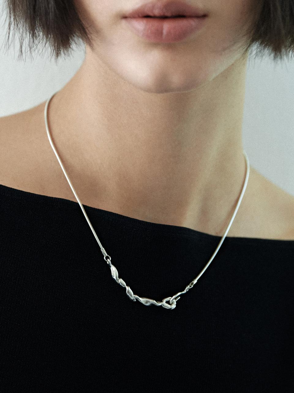 SINGLE KNOT NECKLACE