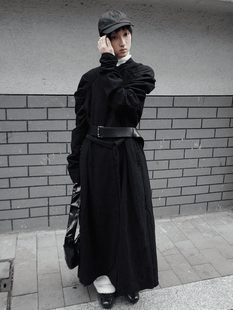 Fog-prone region long black pleated coat